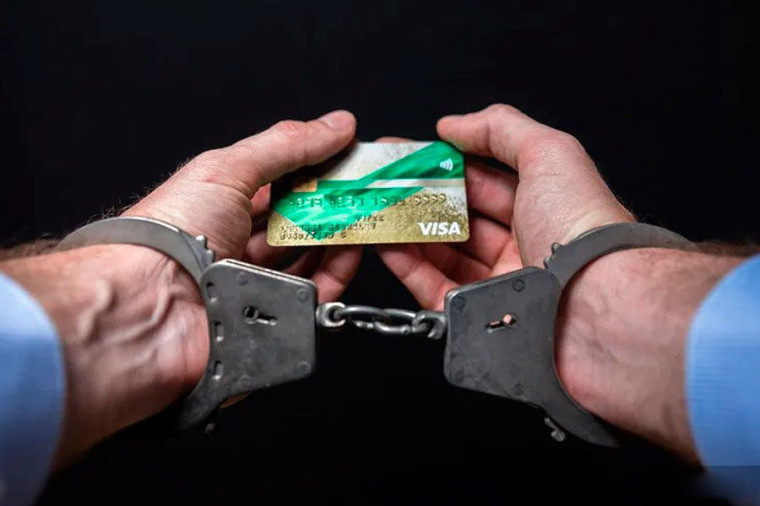 Сотрудники полиции в Рубцовске задержали злоумышленника, похитившего банковскую карту.